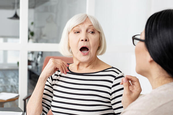 Часто тянете «э-э-э» в речи и делаете длинные паузы? У ученых есть новости про работу вашего мозга