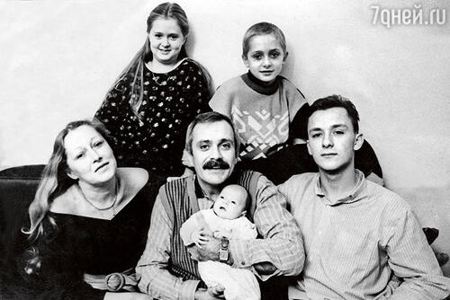 Татьяна и Никита Михалковы с детьми Степаном, Анной, Артемом и Надей. 1986 г.