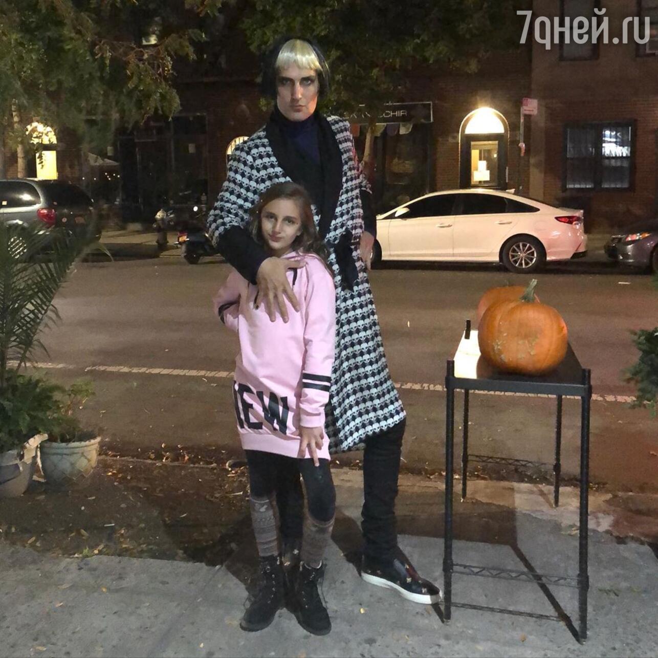 Михаил Земцов с дочерью Клавдией нарядились на Хэллоуин