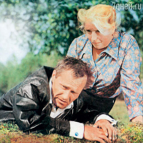 «Долгое время в плане быта Шукшин оставался неустроенным и неприкаянным... И когда они с Лидой и девочками получили квартиру, то все радовались. А Вася больше всех: «Наконец-то можно нормально жить, работать!» Василий Шукшин и Лидия Федосеева-Шукшина в фильме «Калина красная». 1973 г.
