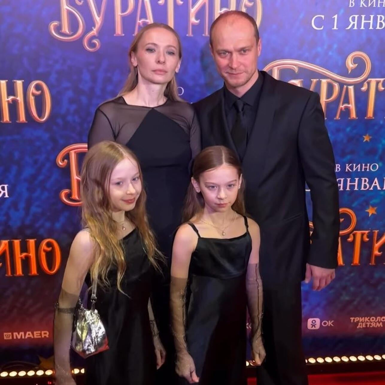Юра Борисов с женой и дочками