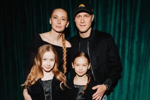 Сменивший прическу Юра Борисов вышел в свет с женой и дочками — развод отменяется