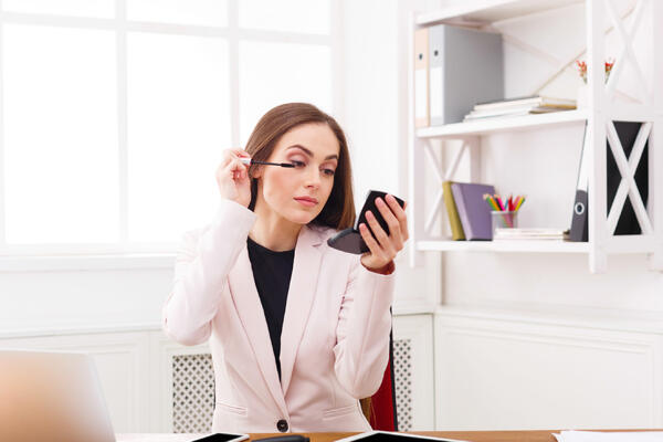 Всего 5 минут: как превратить офисный макияж в вечерний с помощью трех штрихов