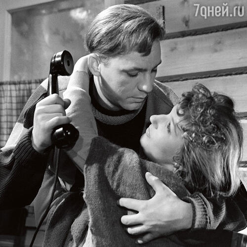 «Рыбников вел себя высокомерно, как звезда. Смотрел на всех свысока, диктовал свои условия. Настаивал, чтобы Анфису играла не я, а его супруга Алла Ларионова» С Николаем Рыбниковым в фильме «Девчата». 1961 г.