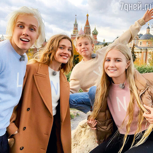 Наталья Водянова с детьми Лукасом, Невой и Виктором