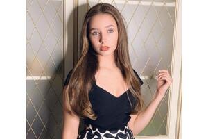 В платье с открытыми плечами и декольте: 15-летняя дочь Началовой блеснула в Кремле
