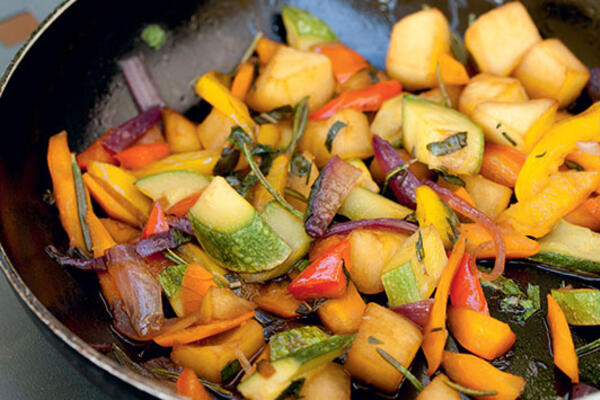 Рецепты от Юлии Высоцкой: летний обед — овощное рагу, суп из сезонной спаржи с грибами, пирожки со шпинатом и грушей