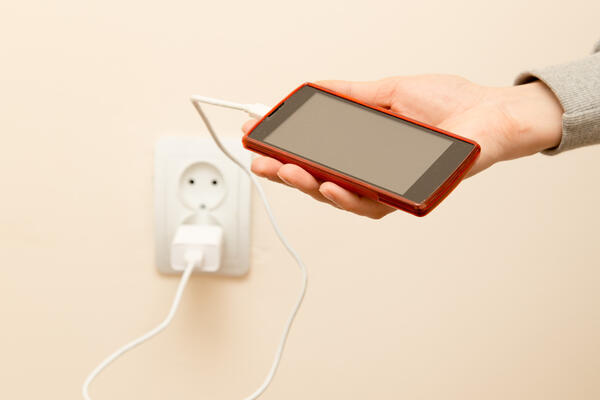 Как правильно заряжать телефон и не испортить его — не допускайте этих ошибок