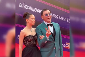 &quot;Коротко, но ясно!&quot; 18-летняя невеста Лепса предъявила обручальное кольцо