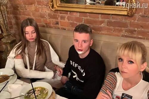 Валерия с сыном и невесткой