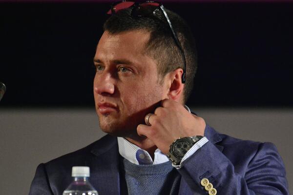 Пока жена не видит: поцелуй Прилучного с блондинкой попал на камеру