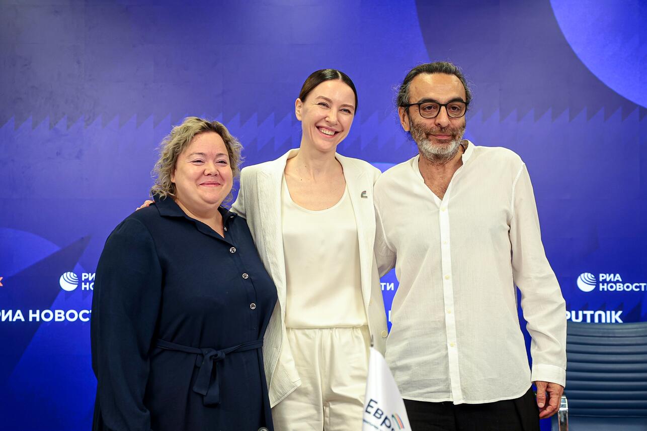 РџСЂРѕРіСЂР°РјРјРЅС‹Р№ РґРёСЂРµРєС‚РѕСЂ РђР»РµРєСЃР°РЅРґСЂР° Р–СѓРєРѕРІР°, РїСЂРµРґСЃРµРґР°С‚РµР»СЊ РЎРѕРІРµС‚Р° РђРќРћ В«Р•РІСЂР°Р·РёСЏВ» РђР»РµРЅР° РђСЂС€РёРЅРѕРІР° Рё РїСЂРµР·РёРґРµРЅС‚ С„РµСЃС‚РёРІР°Р»СЏ Р”Р¶Р°РЅРёРє Р¤Р°Р№Р·РёРµРІ.Р¤РѕС‚Рѕ: РїСЂРµСЃСЃ-СЃР»СѓР¶Р±Р° С„РµСЃС‚РёРІР°Р»СЏ 