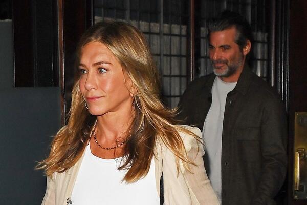 Тайно усыновили ребенка? Новое фото, опубликованное Дженнифер Энистон вызвало подозрения фанатов   