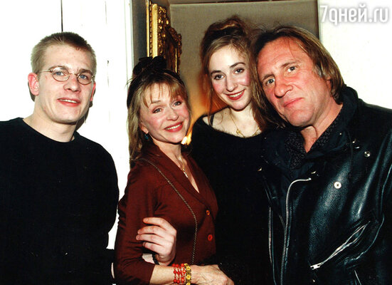 С сыном Гийомом, женой Элизабет и дочерью Жюли. Париж, 1996 г.