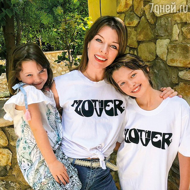 Милла Йовович с дочерьми Дэшил Идэн и Эвер