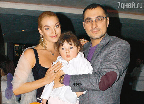 Анастасия Волочкова с дочерью Аришей и бывшим мужем Игорем 