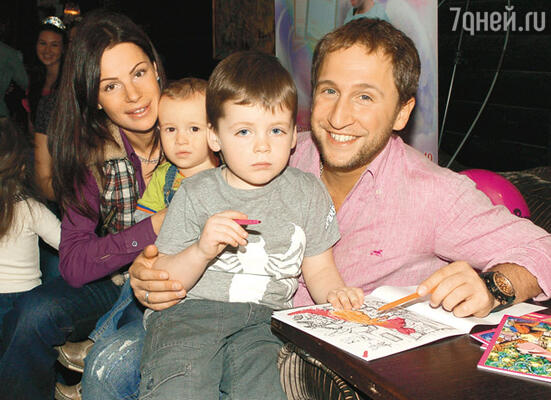 Оскар Кучера с женой Юлей и сыновьями Сашей и Даней
