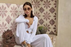 Сделавшая пластику Айза призвала молиться за нее: «Обнаружили шишку, страшно!»