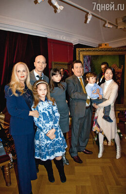 Иосиф Давыдович с супругой Нелли, его сын Андрей с женой Настей, внуки: Полина, Анита и Миша
