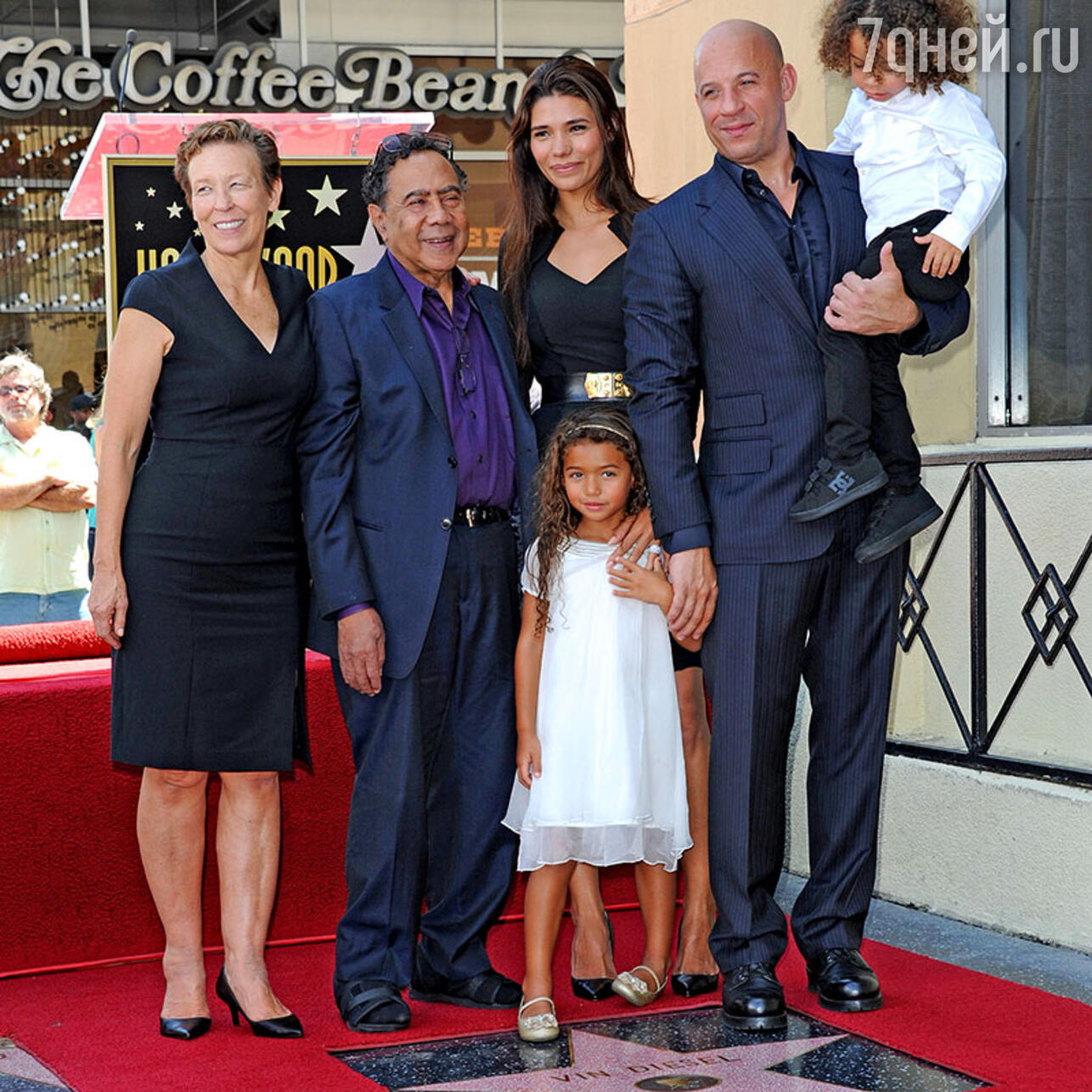 Вин Дизель с родителями, женой и детьми
