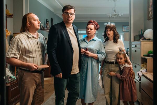 Харламов спасается от ФСИН, брата-близнеца и тещи в новой комедии