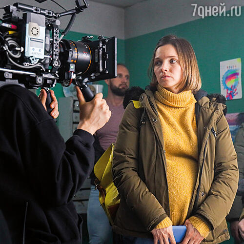 После премьеры «Многоэтажки» на пресс-конференции девушка из зала рассказала, что она много лет не общалась с папой. Посмотрев фильм, написала ему сообщение. На съемках сериала