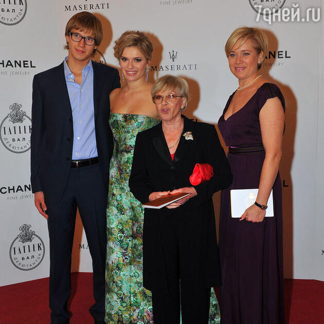 Алиса Фрейндлих с дочерью Варварой Владимировой (справа), внучкой Анной и внуком Никитой Тарасовым фото