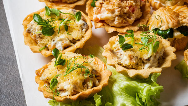 Несладкие корзинки с горохом и беконом: сытный перекус, который понравится всем