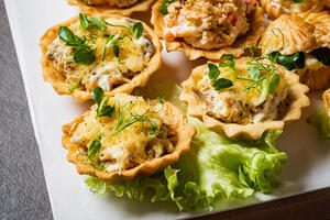 Несладкие корзинки с горохом и беконом: сытный перекус, который понравится всем