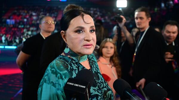 Ирина Винер в наряде с розовыми перьями произвела фурор на вечеринке Утяшевой