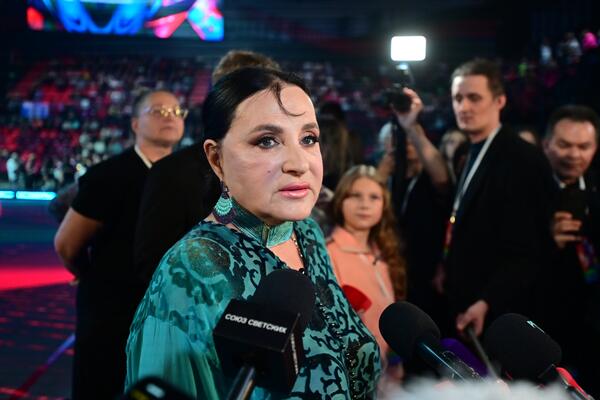 Ирина Винер в наряде с розовыми перьями произвела фурор на вечеринке Утяшевой