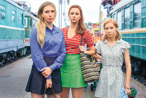 «Продолжение сериала «Лимитчицы» — это мелодрама, там много непростых психологических сцен: и слезы, и истерики. Это история про ­90-е, и у всех все плохо. Ты из дубля в дубль эмоционально подключаешься к этому состоянию, отдавая очередную частичку себя» С Валерией Федорович и Надеждой Лумповой на съемках сериала «Лимитчицы». 2021 г.