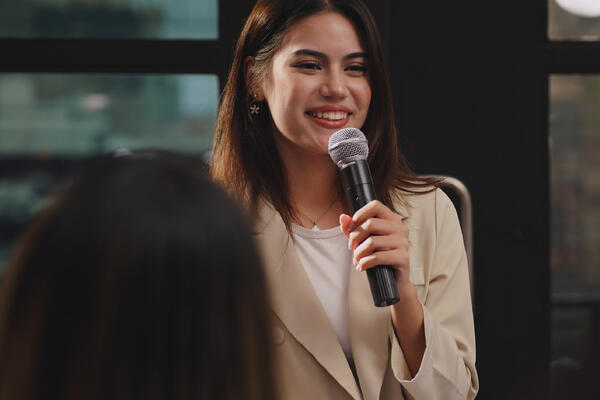 Как избавиться от дрожи в голосе перед выступлением: советы вокального эксперта