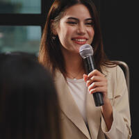 Как избавиться от дрожи в голосе перед выступлением: советы вокального эксперта