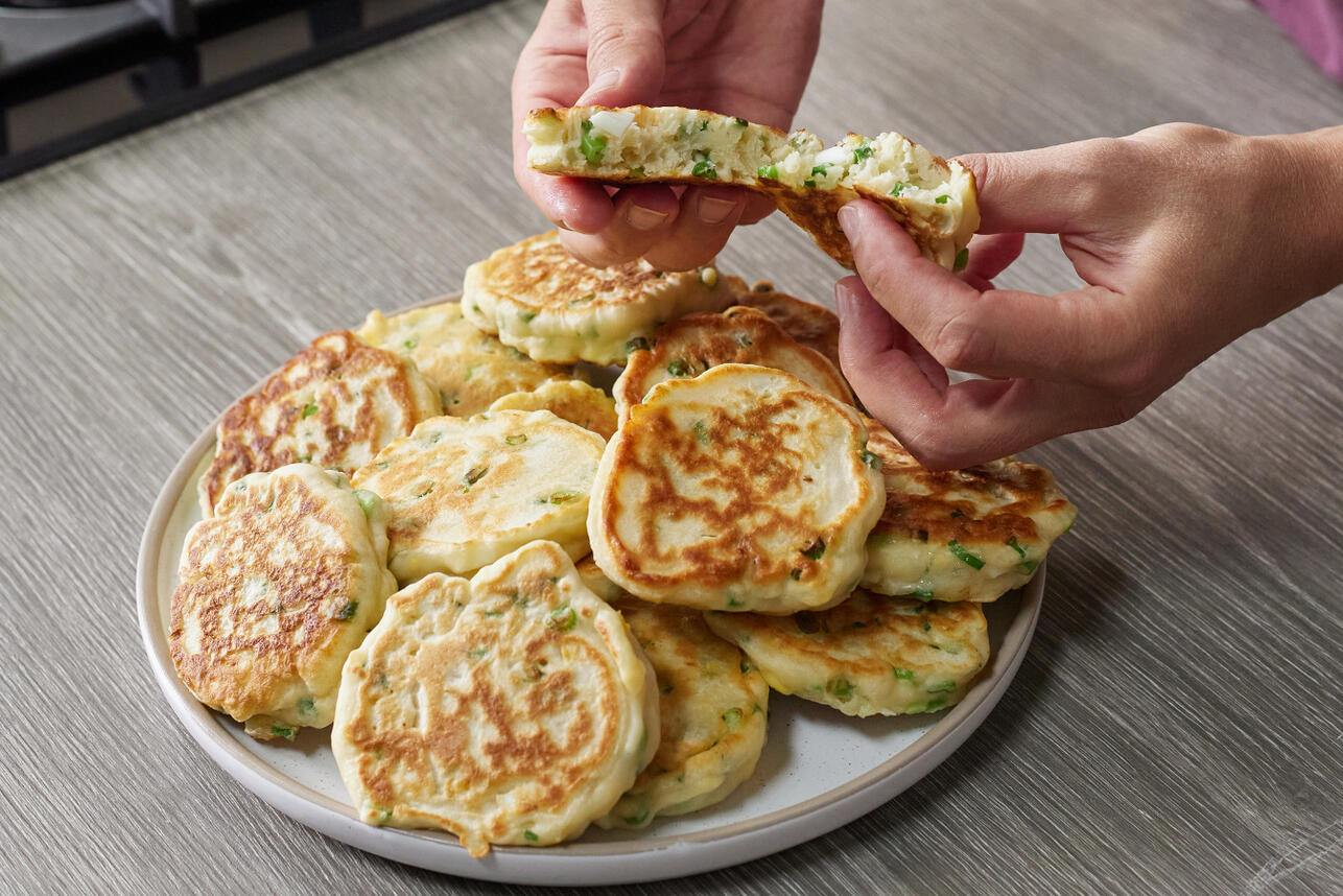 Пирожки с луком и яйцом на сковородке: рецепт от Александра Бельковича:  пошаговый рецепт c фото