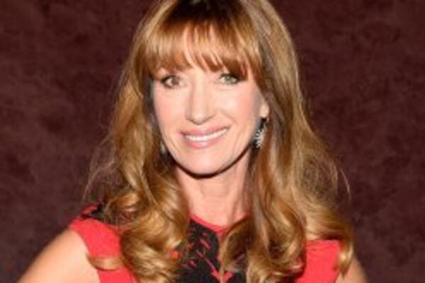 Образ дня: Джейн Сеймур в красном платье-футляре