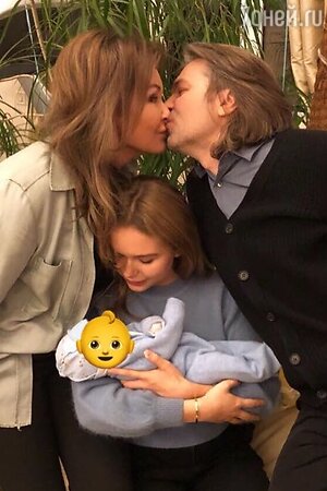 Дмитрий, Елена и Стефания Маликовы с новорожденным малышом