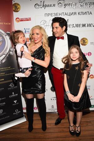 Авраам Руссо с женой и детьми