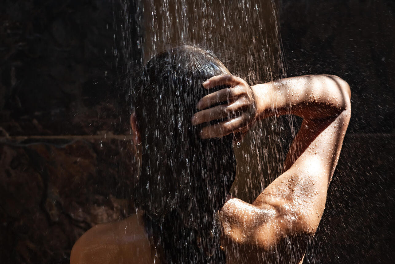 «Темный душ»: чем может быть полезен тренд на мытье в темноте «Темный душ»: чем может быть полезен тренд на мытье в темноте
