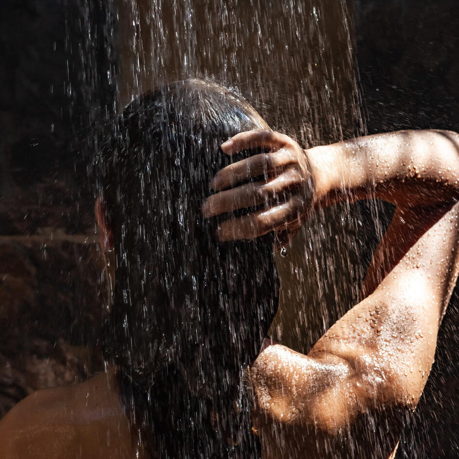 «Темный душ»: чем может быть полезен тренд на мытье в темноте
