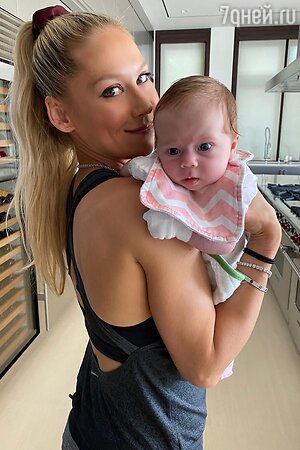 Анна Курникова с ребенком