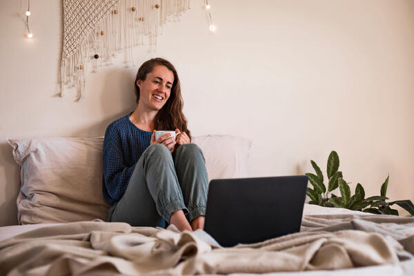 Сериалы и фильмы, которые рекомендуем посмотреть во время ПМС