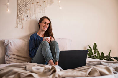 Сериалы и фильмы, которые рекомендуем посмотреть во время ПМС