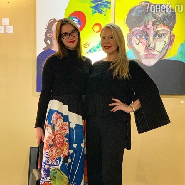 Екатерина Одинцова с дочерью Диной на фоне ее картин