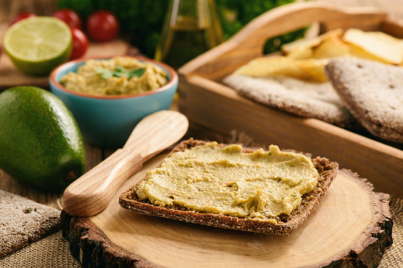 намазки из сливочного масла, рецепты с маслом, масло с травами, масло с анчоусами, сливочное масло с добавками, взбитое масло рецепт, как взбить сливочное масло, топленое масло рецепт, вкусные намазки на хлеб, масло с ягодами