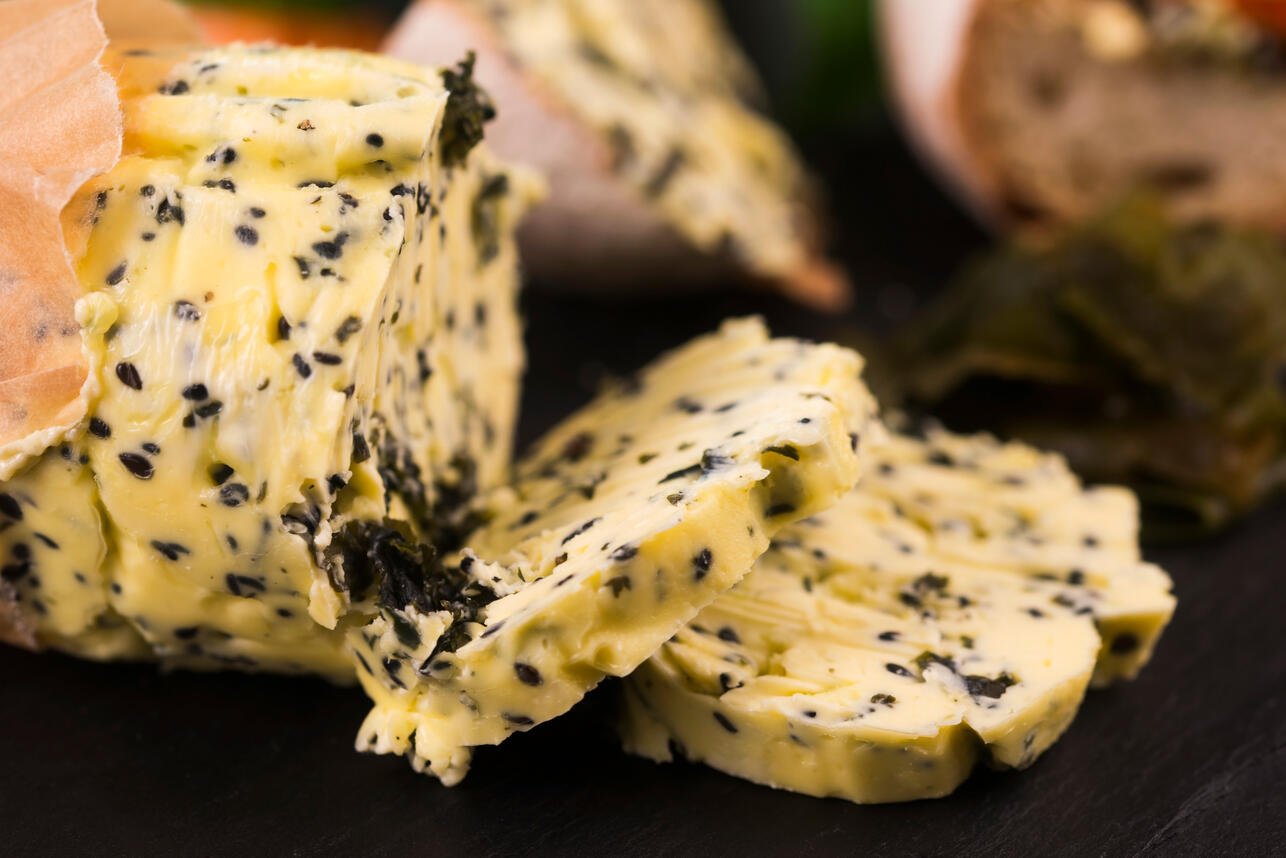 намазки из сливочного масла, рецепты с маслом, масло с травами, масло с анчоусами, сливочное масло с добавками, взбитое масло рецепт, как взбить сливочное масло, топленое масло рецепт, вкусные намазки на хлеб, масло с ягодами