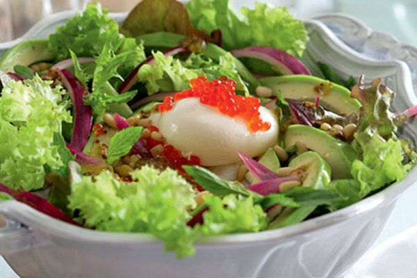 Рецепты от Юлии Высоцкой: легкий салат с красной икрой, нежная говядина с дымком, мороженое с лепестками роз