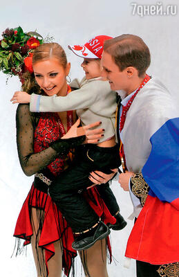 С Романом Костомаровым и дочкой Сашей после победы на Олимпиаде в Турине. 2006 г.