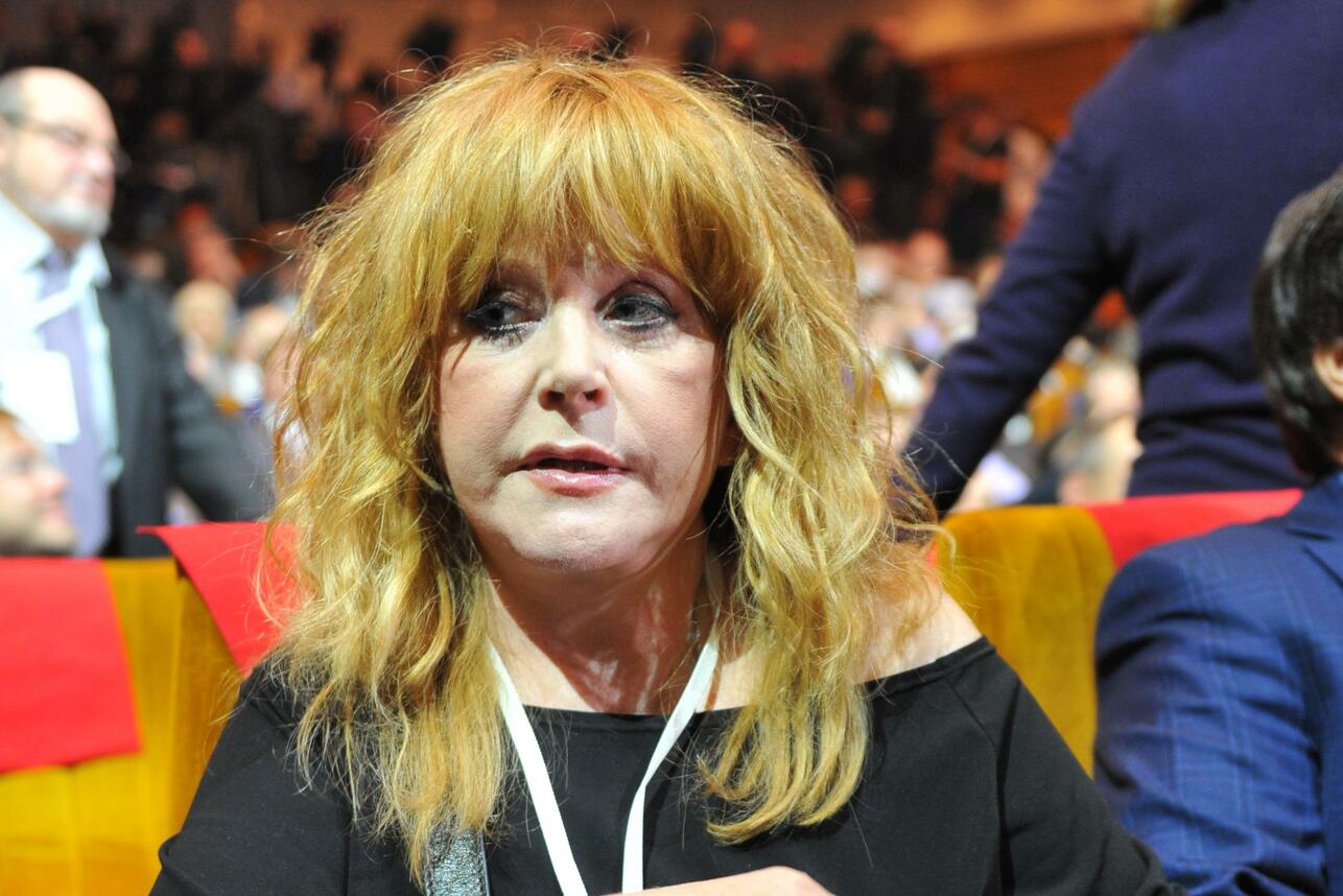 Видно только глаза: 12-летняя дочка Пугачевой прячет лицо на новых кадрах в Сети Видно только глаза: 12-летняя дочка Пугачевой прячет лицо на новых кадрах в Сети