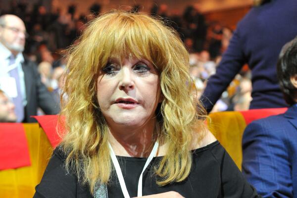 Видно только глаза: 12-летняя дочка Пугачевой прячет лицо на новых кадрах в Сети